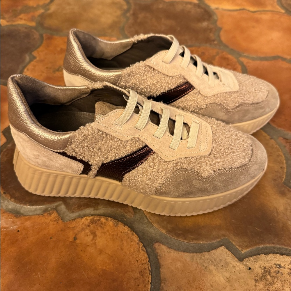 Akeria Women's Sneakers in Cream and Brown